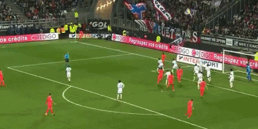 右脚踝囊受伤的基米希随德国队抵达卢森堡，走路仍有不便