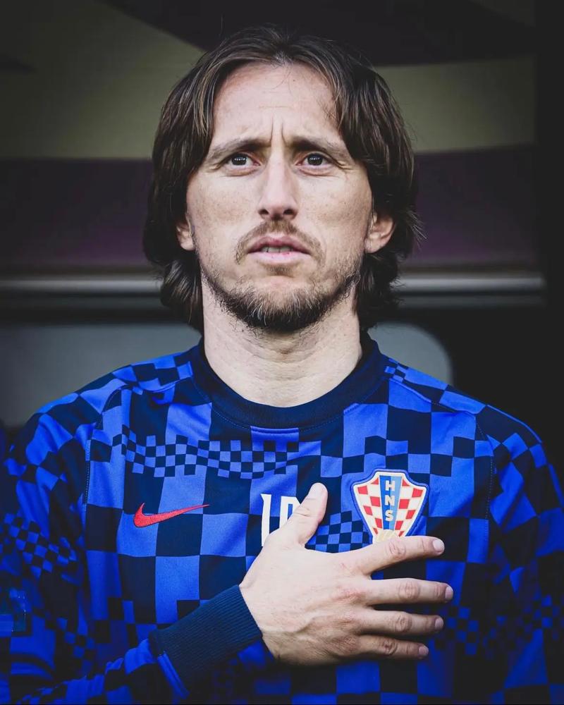 詹姆斯关键得分助湖人取胜