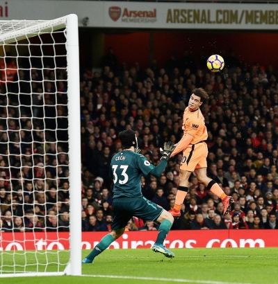 正随巴西在枪手基地训练，维尼修斯与多名阿森纳青训球员合影