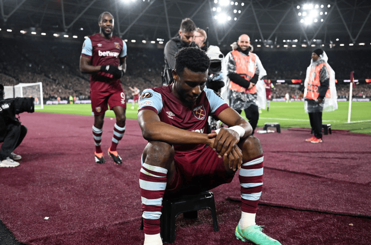 冠军捧杯时刻！这张合影里，有国乒三连冠的荣光，更有竞技体育的热血与温情！